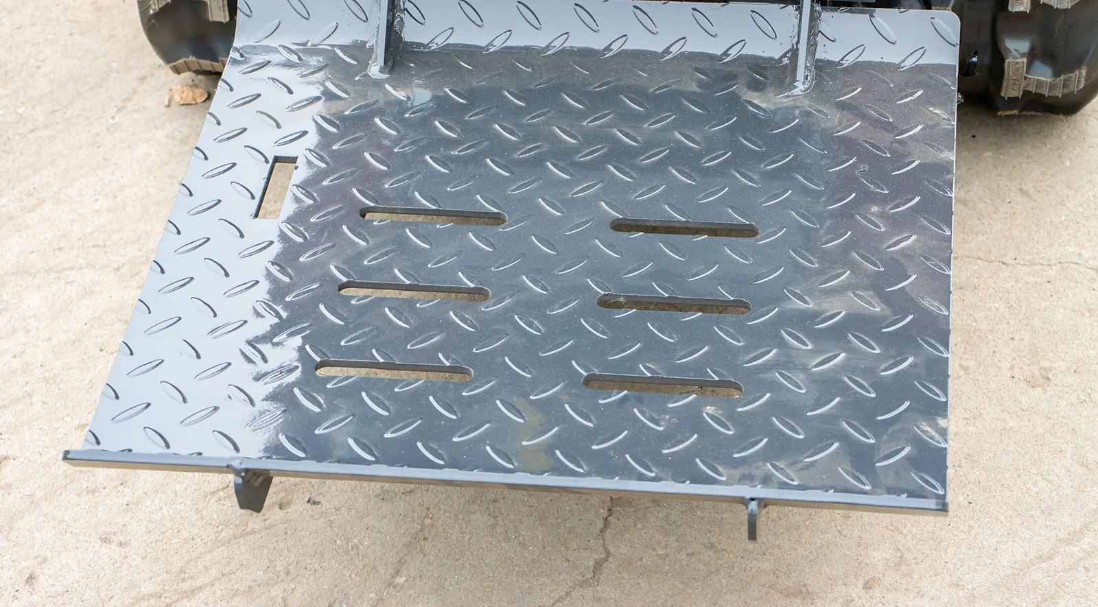 BL-T500-HD diamond-tread standing platform, close-up