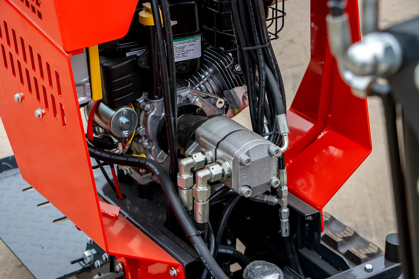 BL-T500-HD engine, hydraulic pump and hoses, close-up