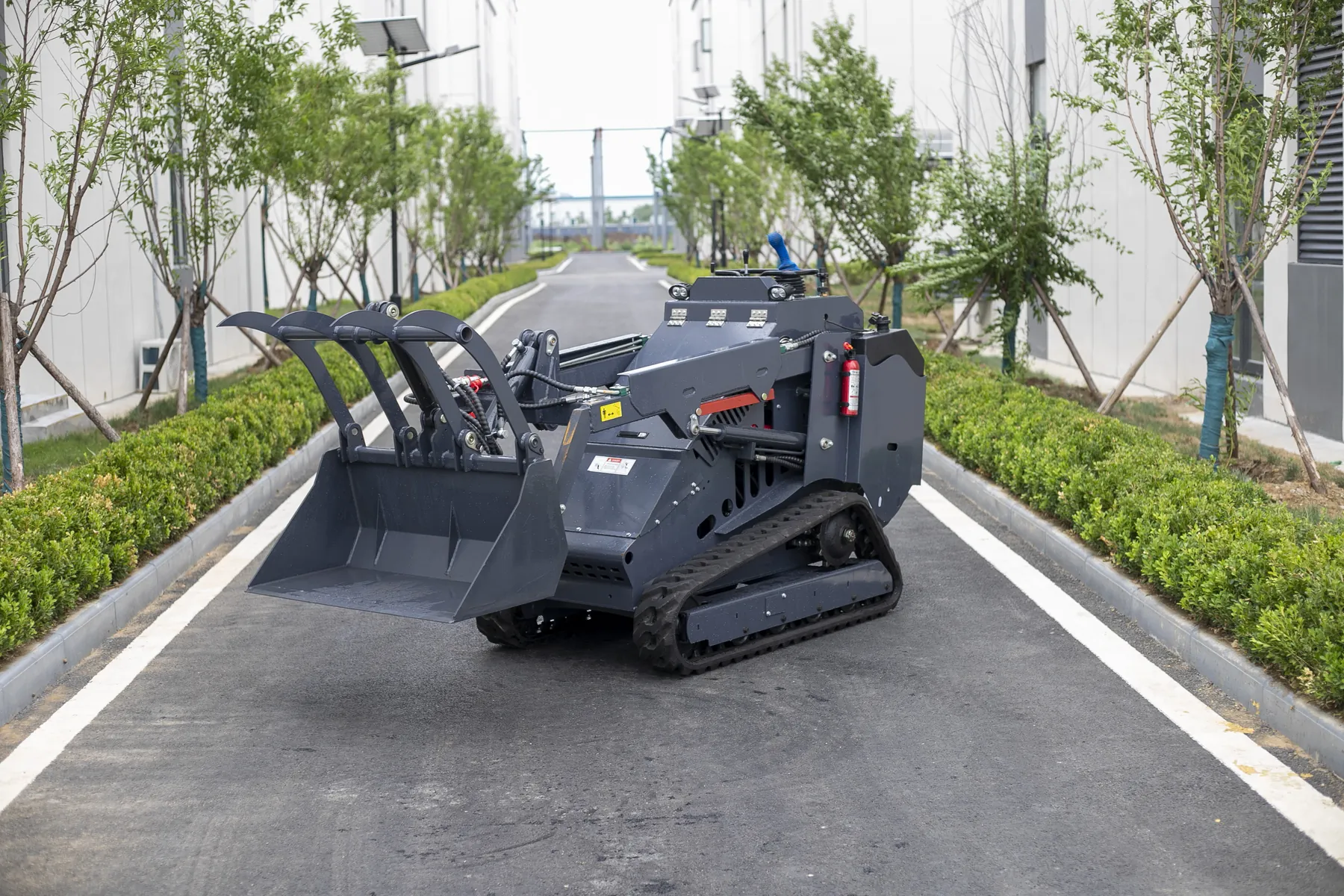 BL-T750-H fitted with a grapple bucket
