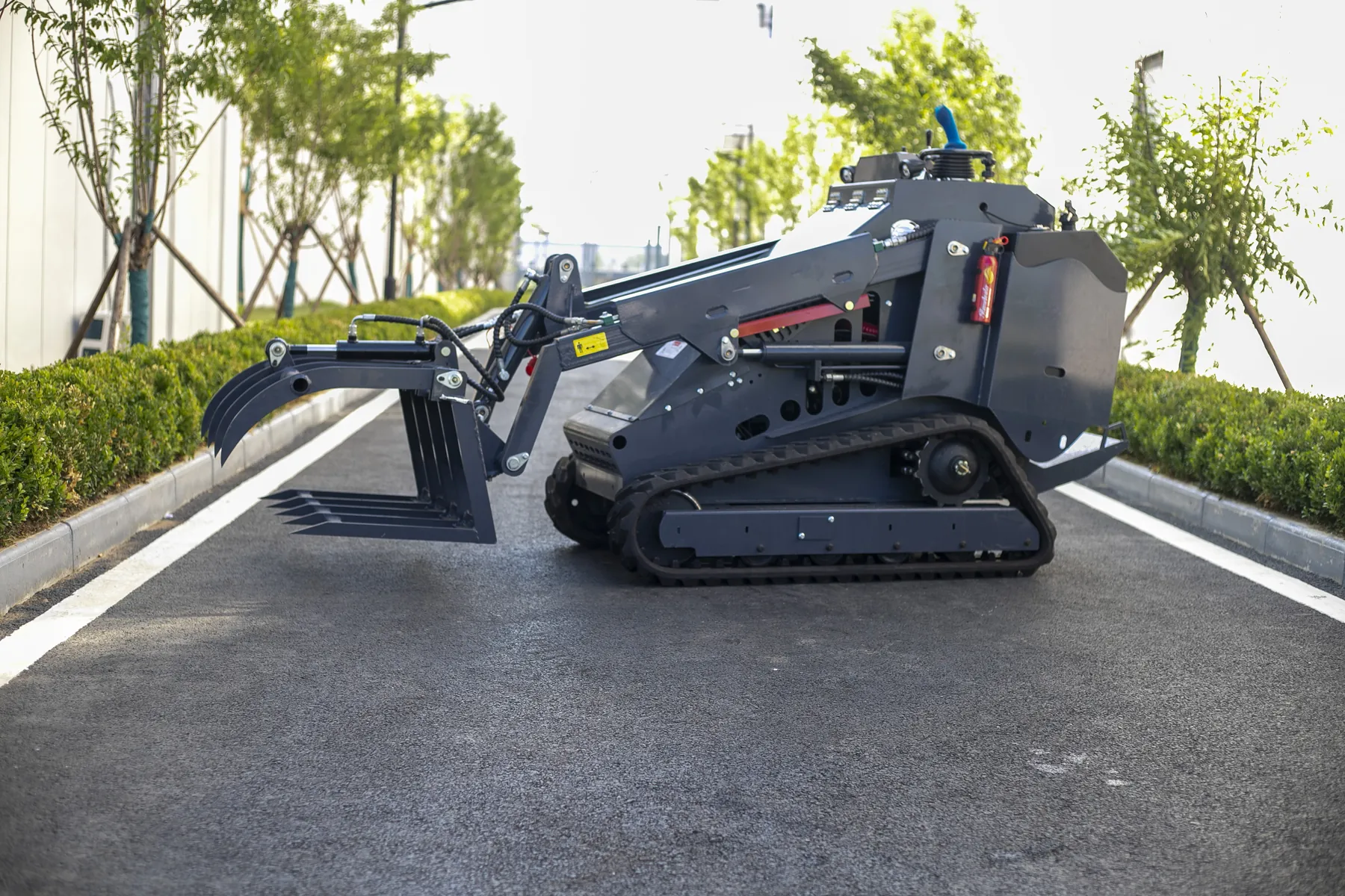 BL-T750-H fitted with a log grapple